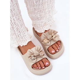 Flip de espuma para mujeres chocolas en la plataforma con arco y un broche de beige oscuro 5