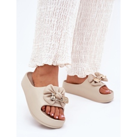 Flip de espuma para mujeres chocolas en la plataforma con arco y un broche de beige oscuro 2 Flip de espuma para mujeres chocolas en la plataforma con arco y un broche de beige oscuro 2