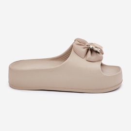 Flip de espuma para mujeres chocolas en la plataforma con arco y un broche de beige oscuro 8