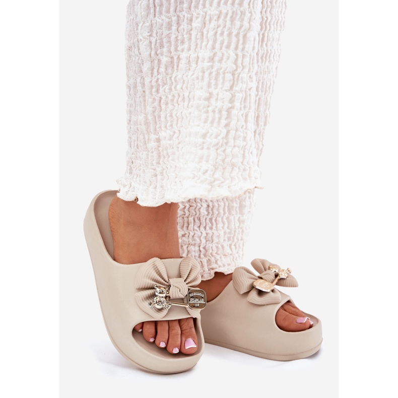 Flip de espuma para mujeres chocolas en la plataforma con arco y un broche de beige oscuro 1 Flip de espuma para mujeres chocolas en la plataforma con arco y un broche de beige oscuro 1