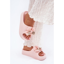Zapatillas de espuma para mujeres en la plataforma con arco y un broche rosa rosado 2