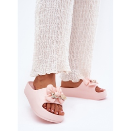 Zapatillas de espuma para mujeres en la plataforma con arco y un broche rosa rosado 6