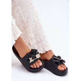 Zapatillas de espuma para mujeres en la plataforma con arco y un broche negro 5