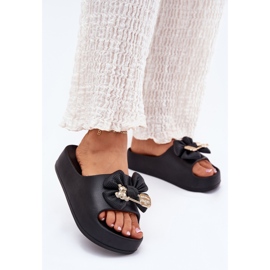 Zapatillas de espuma para mujeres en la plataforma con arco y un broche negro 2