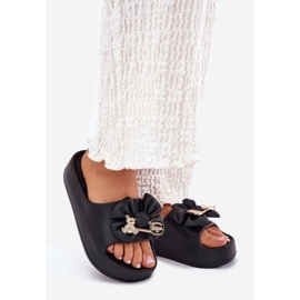 Zapatillas de espuma para mujeres en la plataforma con arco y un broche negro 1