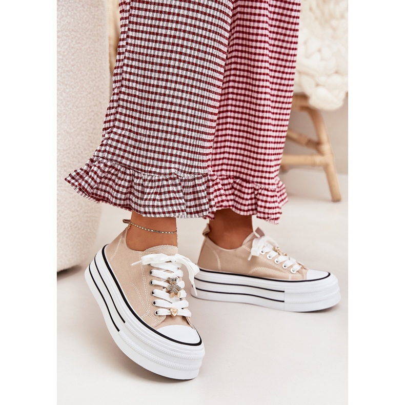 Zapatillas de deporte para mujeres en la plataforma con alfileres dorados beige 2