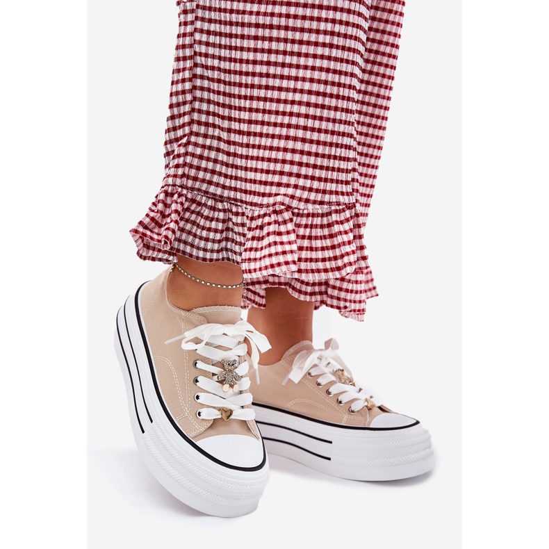 Zapatillas de deporte para mujeres en la plataforma con alfileres dorados beige 1