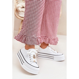 Zapatillas de deporte para mujeres en la plataforma con alfileres dorados blancos 2 Zapatillas de deporte para mujeres en la plataforma con alfileres dorados blancos 2