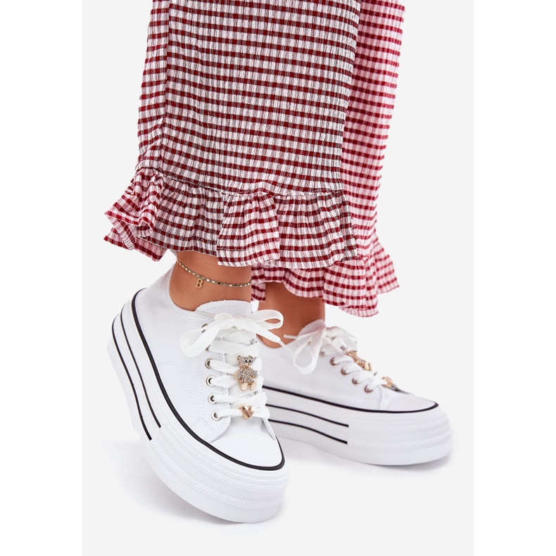 Zapatillas de deporte para mujeres en la plataforma con alfileres dorados blancos 1 Zapatillas de deporte para mujeres en la plataforma con alfileres dorados blancos 1