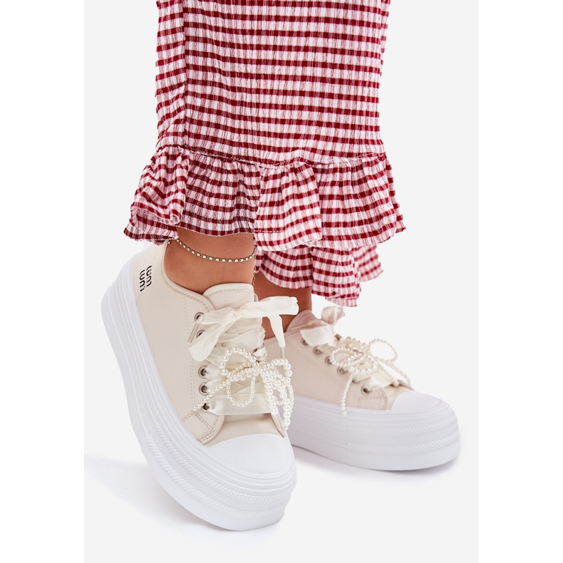 Zapatillas de deporte para mujeres en la plataforma con beige decorativo de cordones 1