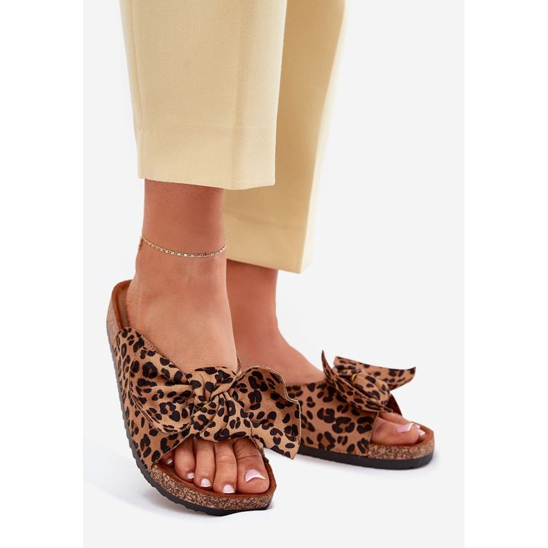 Chanclas para mujeres en una suela de corcho con un tazón de arco marrón 1