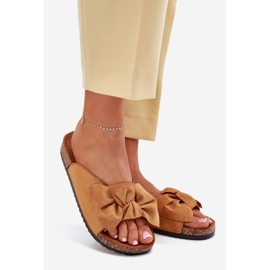 Zapatillas para mujeres en una suela de corcho con un arco de camello marrón 1