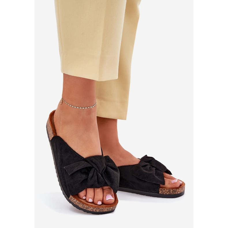 Zapatillas para mujeres en una suela de corcho con un arco negro 1 Zapatillas para mujeres en una suela de corcho con un arco negro 1