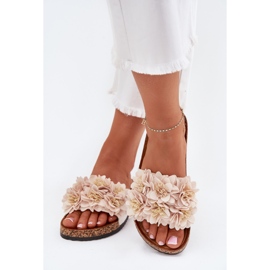 Zapatillas para mujeres en una suela de corcho con flores beige 3