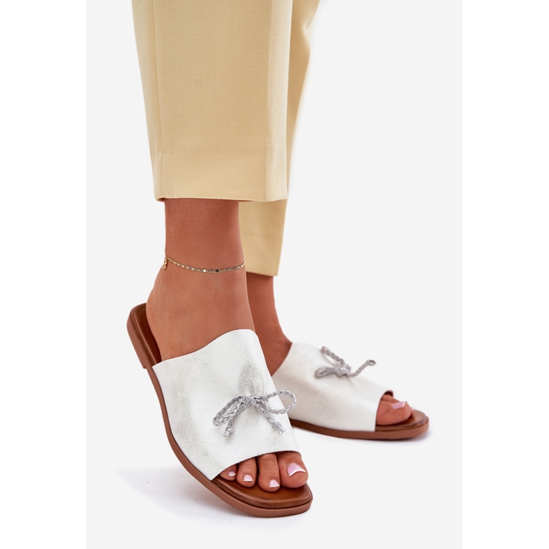 EVento Chanclas de mujer de late plana con un frasco decorativo de plata 1