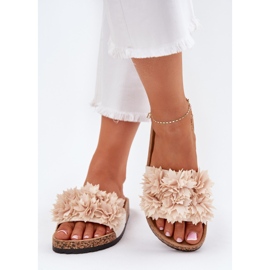 Chanclas para mujeres en una suela de corcho con flores decorativas beige 3