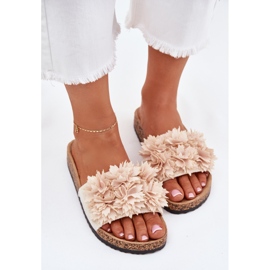 Chanclas para mujeres en una suela de corcho con flores decorativas beige 5