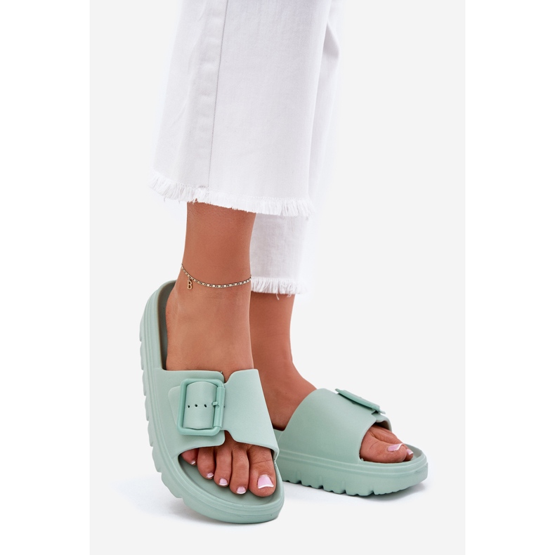 EVento Flip de espuma para mujeres en la plataforma con una hebilla verde 1