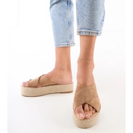 Apartrilles marrones con rayas en la plataforma marrón 1 Apartrilles marrones con rayas en la plataforma marrón 1