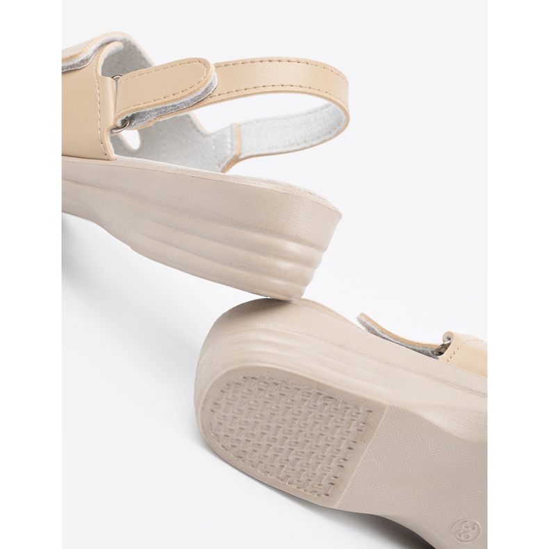 Shelvt Sandalias beige de mujer con un inserto de cuero 1