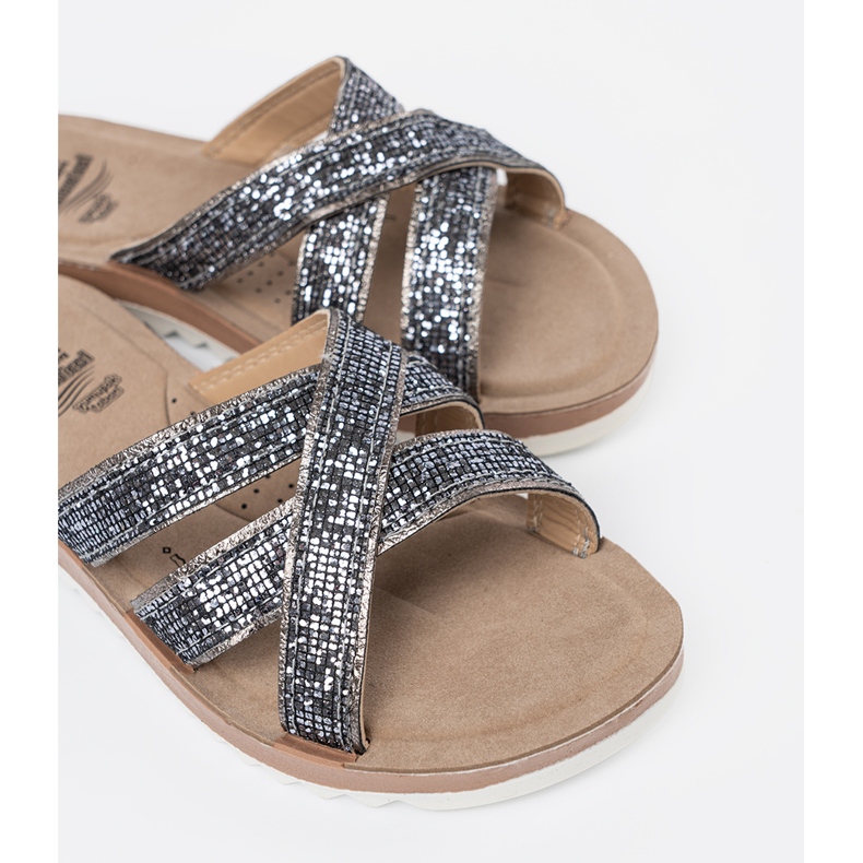 Chanclas metálicas para mujeres en una suela plana plata 1 Chanclas metálicas para mujeres en una suela plana plata 1