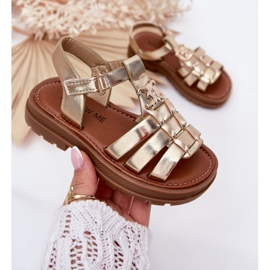 Sandalias de niñas con un detalle decorativo de oro dorado 4