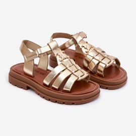 Sandalias de niñas con un detalle decorativo de oro dorado 1