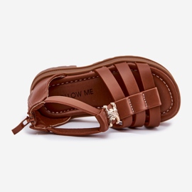 Sandalias de gladiador de niñas con detalles dorados marrón 3