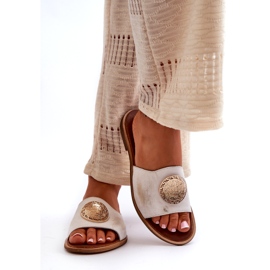 Zazoo 2938 Chanclas de Piel con Tacón Plano y Adorno Dorado, Cepillado blanco 2