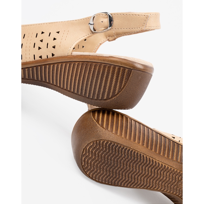 Shelvt Sandalias cuña caladas beige 1