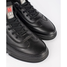 Zapatos deportivos negros aislados 2