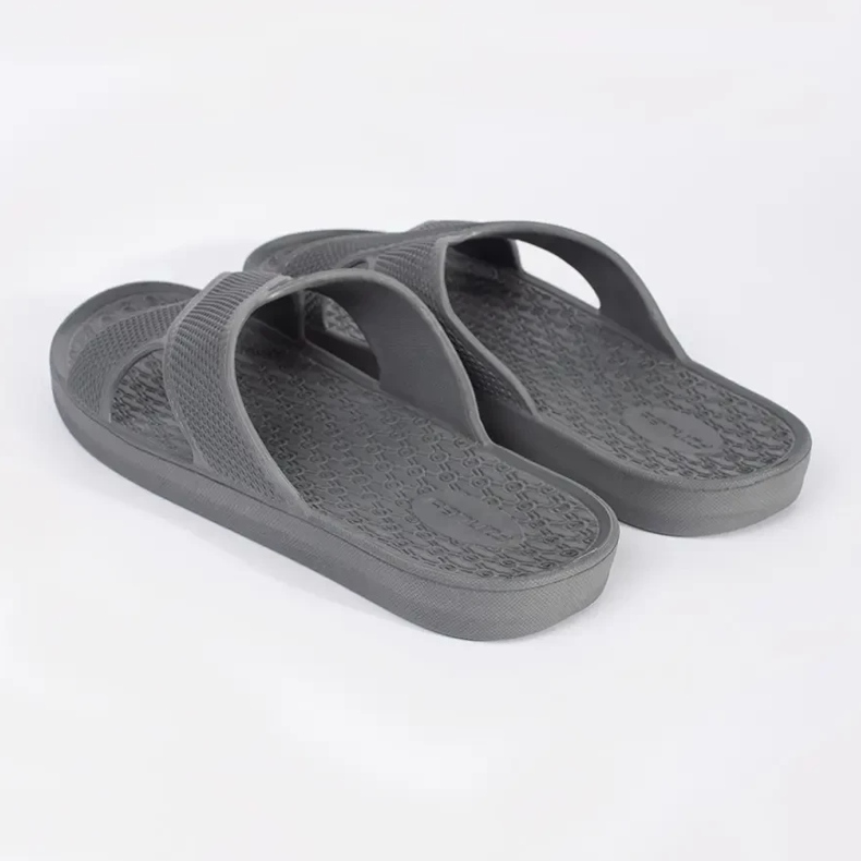Chanclas de piscina para hombres grises 1
