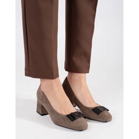 Bombas en la publicación beige con un arco marrón 2 Bombas en la publicación beige con un arco marrón 2