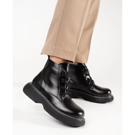 Botas negras atadas a la plataforma negro 2