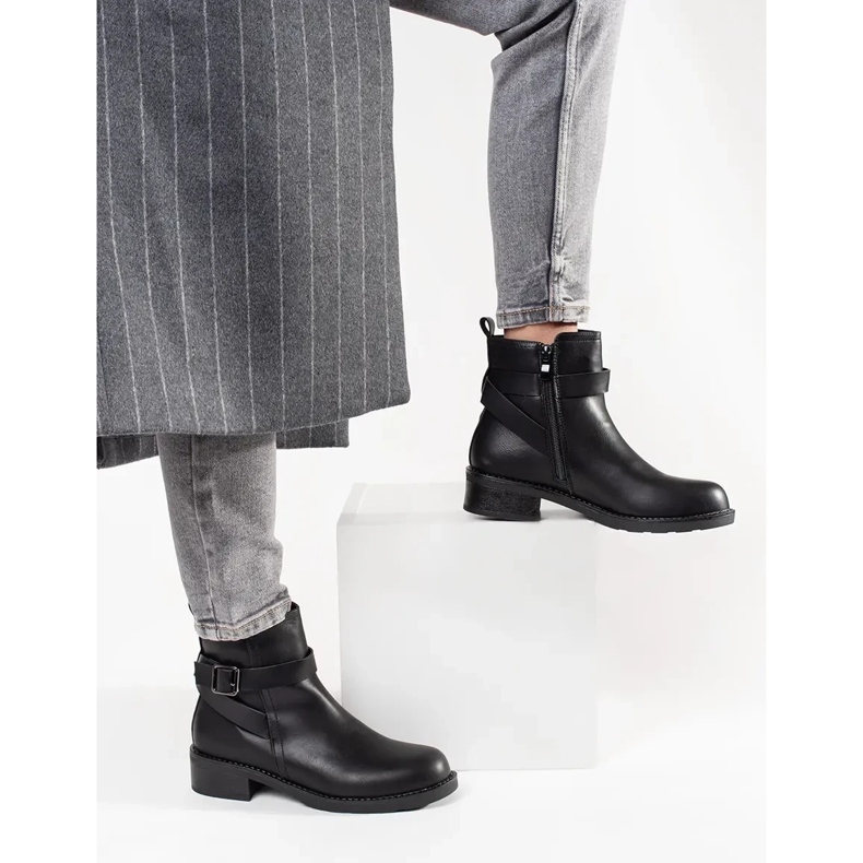 Botas negras de baja tina decoradas con tiras negro 1