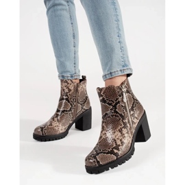 Tacones altos con un patrón de serpiente marrón 2 Tacones altos con un patrón de serpiente marrón 2