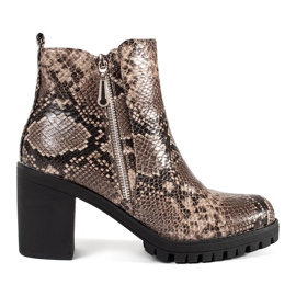 Tacones altos con un patrón de serpiente marrón 4