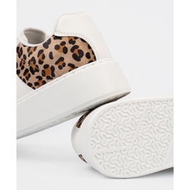 Zapatillas blancas con insertos de estampado de leopardo marrón 2 Zapatillas blancas con insertos de estampado de leopardo marrón 2