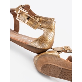 Sandalias doradas al estilo de japonés con hebillas dorado 2