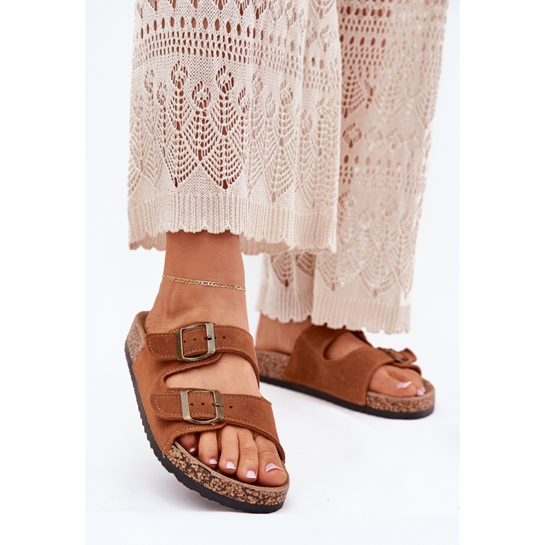 Flip de gamuza en la suela de corcho con hebillas de camello marrón 2