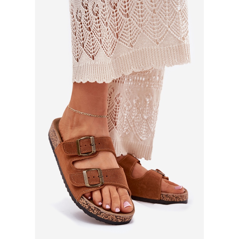 Flip de gamuza en la suela de corcho con hebillas de camello marrón 1