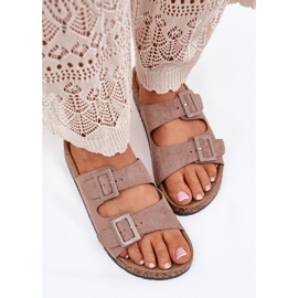 Zapatillas para mujeres en una plataforma de corcho con hebillas oscuras beige 2