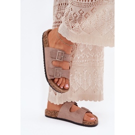 Zapatillas para mujeres en una plataforma de corcho con hebillas oscuras beige 3