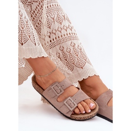 Zapatillas para mujeres en una plataforma de corcho con hebillas oscuras beige 5