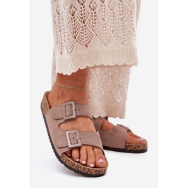 Zapatillas para mujeres en una plataforma de corcho con hebillas oscuras beige 1