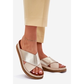 Flip de cuero para mujeres en la plataforma Maciejka L4986-37 Beige-Gold 1 Flip de cuero para mujeres en la plataforma Maciejka L4986-37 Beige-Gold 1