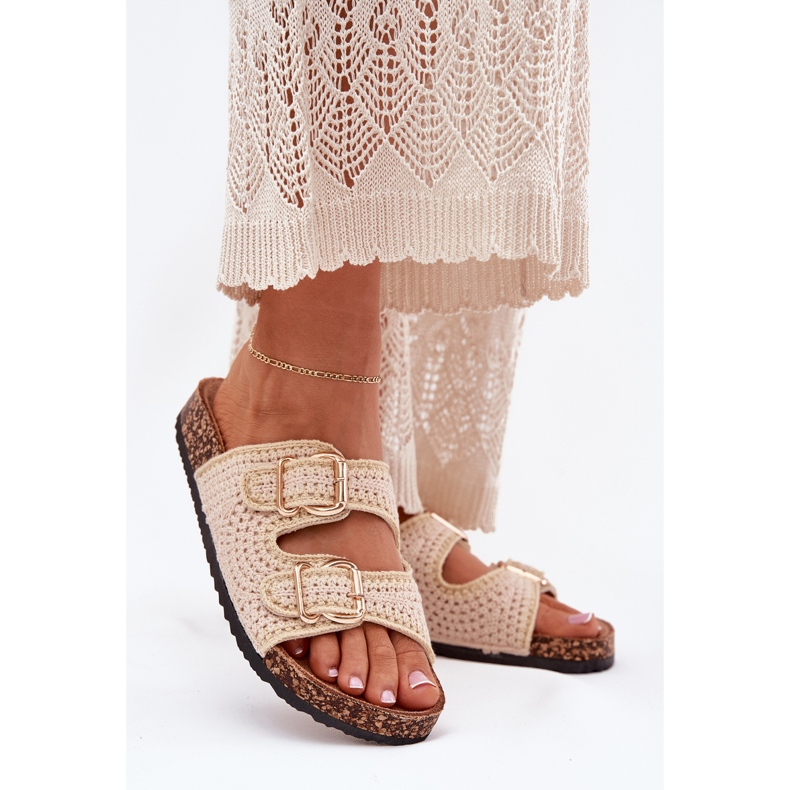 Chanclas para mujeres de crochet con hebillas doradas beige 1