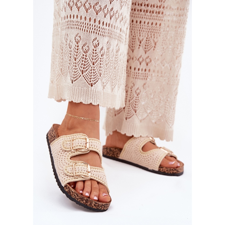 Chanclas para mujeres de crochet con hebillas doradas beige 2