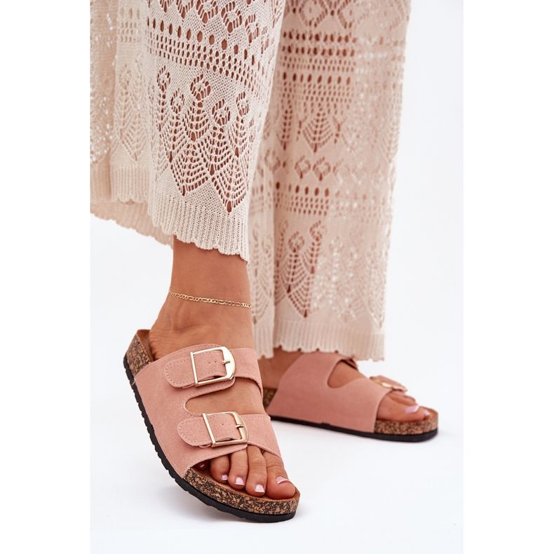 Zapatillas para mujeres en una plataforma de corcho con abrazaderas doradas rosa rosado 2