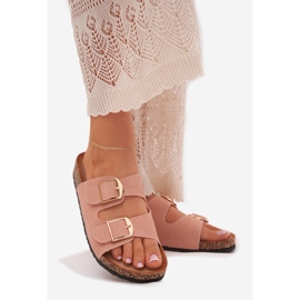 Zapatillas para mujeres en una plataforma de corcho con abrazaderas doradas rosa rosado 1